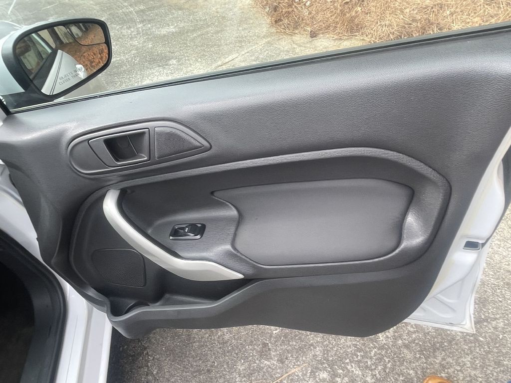2013 Ford Fiesta Image 6