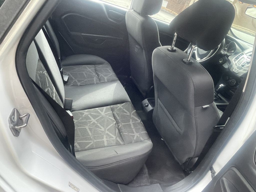 2013 Ford Fiesta Image 8