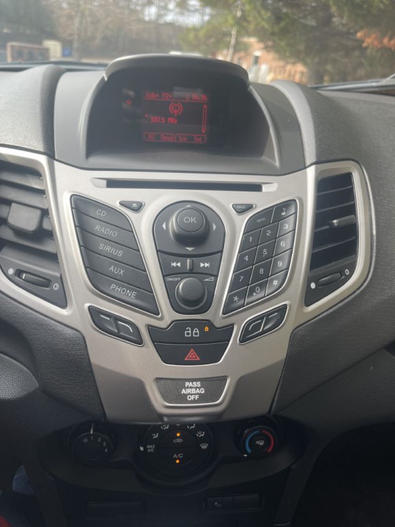 2013 Ford Fiesta Image 11
