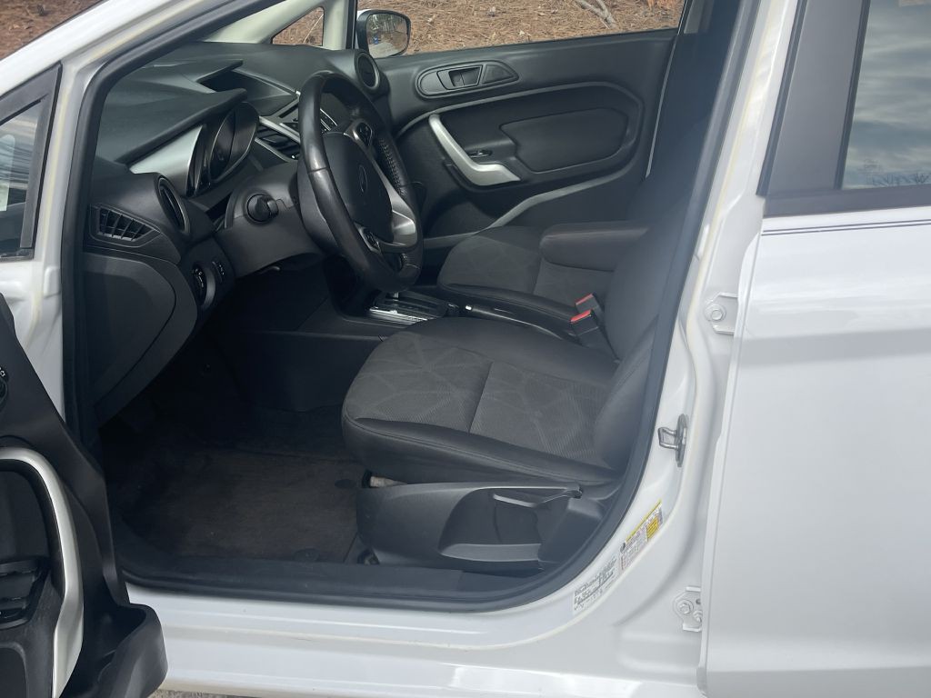 2013 Ford Fiesta Image 12