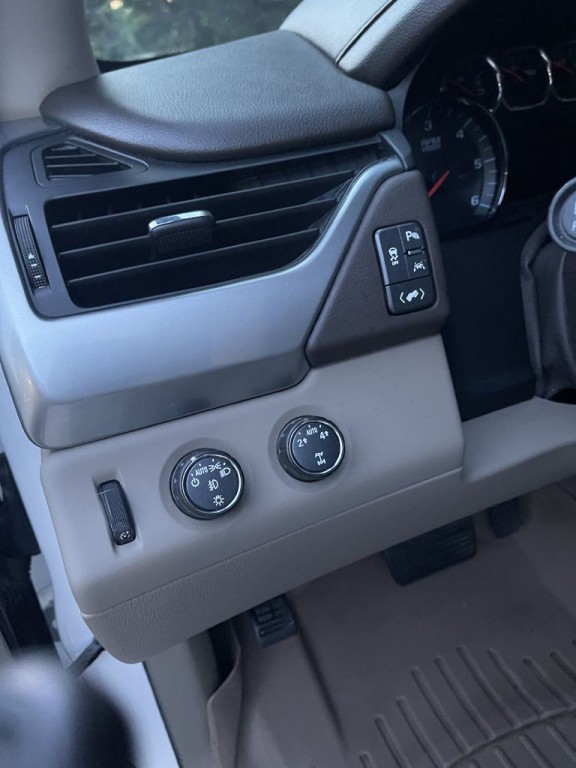 2016 Chevrolet Suburban Image 14
