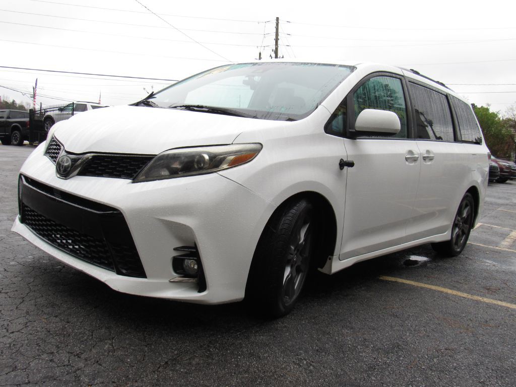 2019 Toyota Sienna Image 2