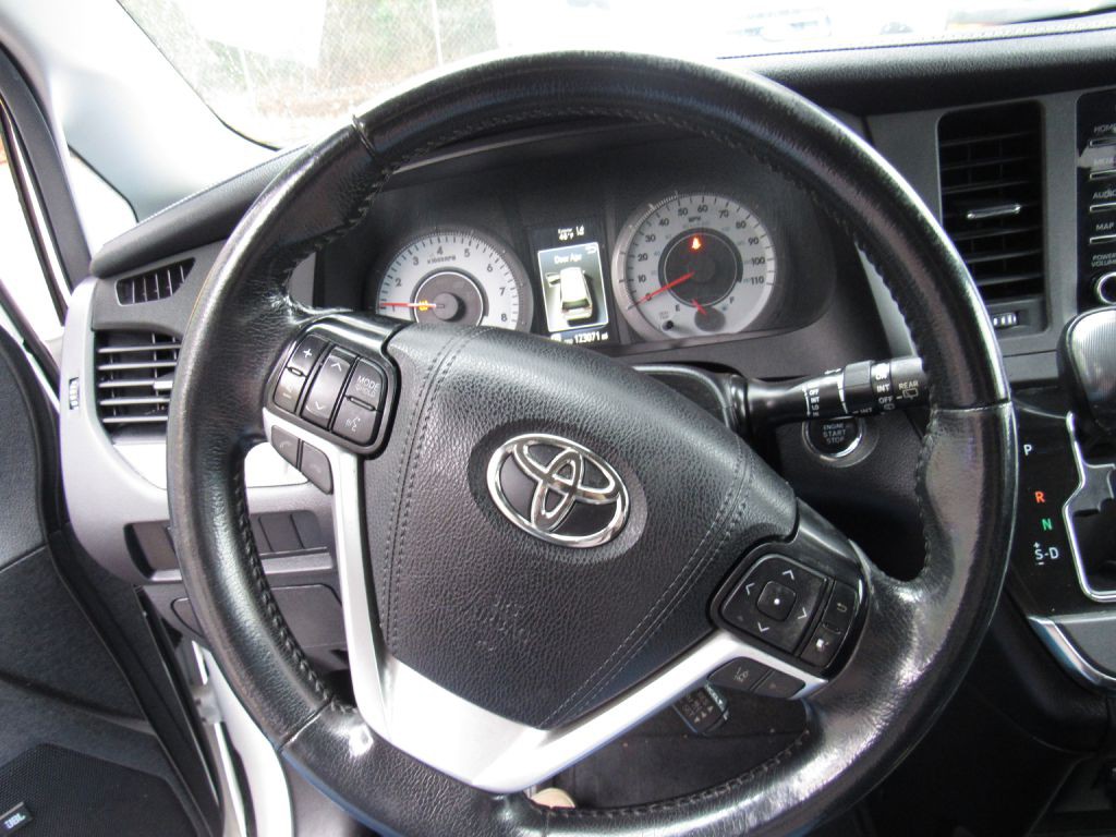 2019 Toyota Sienna Image 13