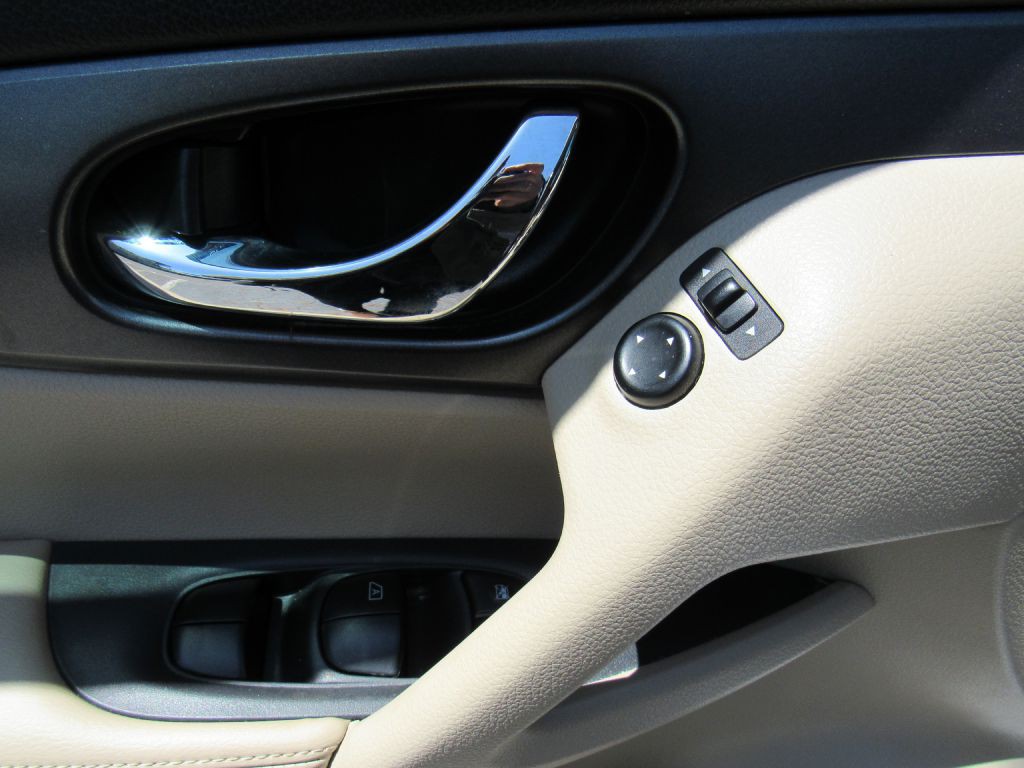 2016 Nissan Rogue Image 10