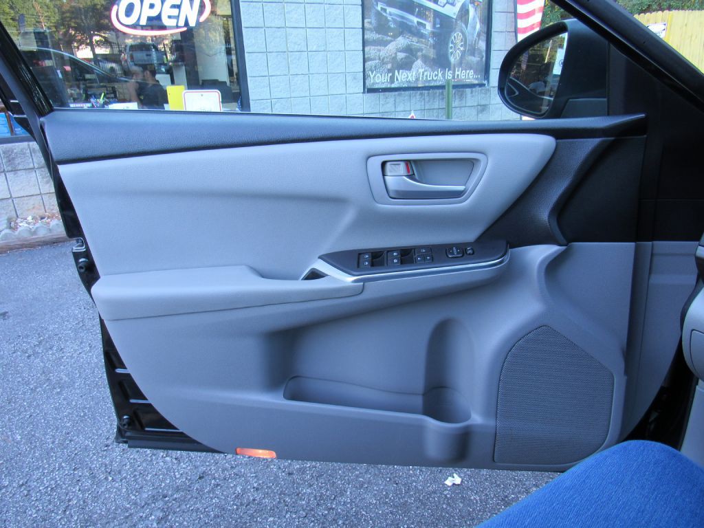 2016 Toyota Camry Image 10