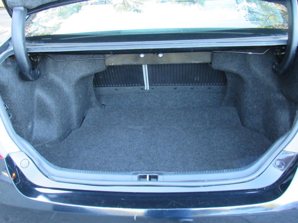 2016 Toyota Camry Image 16