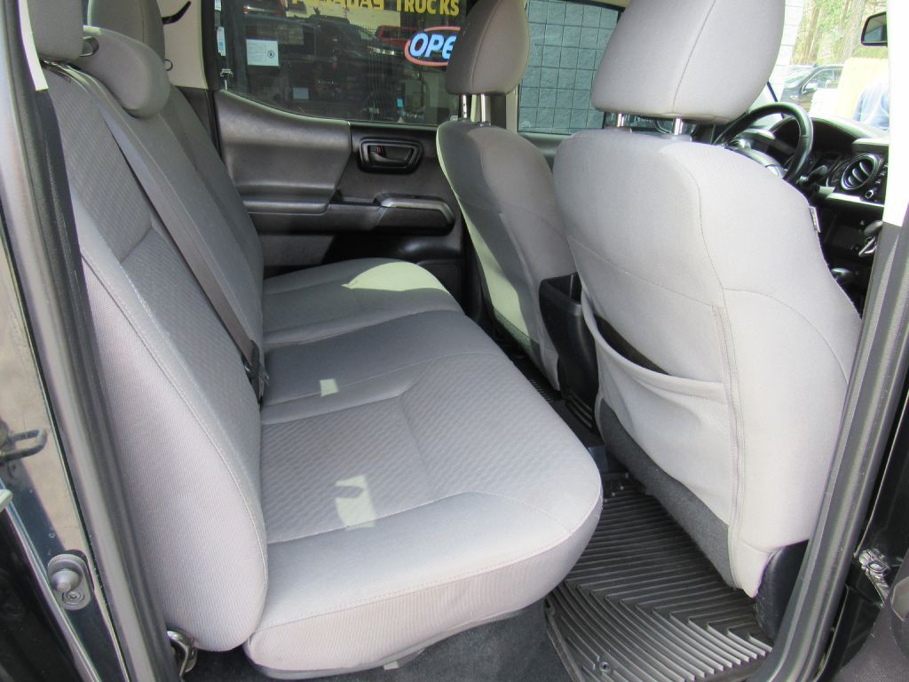 2020 Toyota Tacoma Image 18