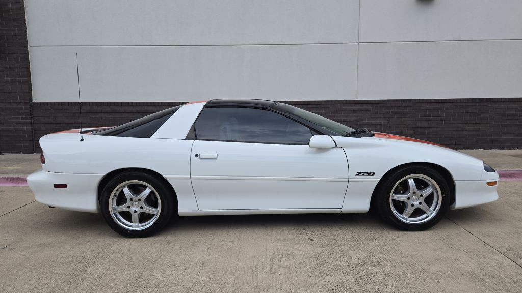 1997 Chevrolet Camaro Image 2