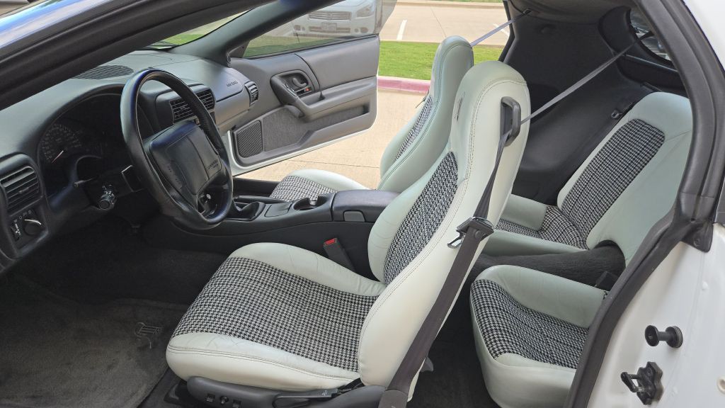 1997 Chevrolet Camaro Image 8