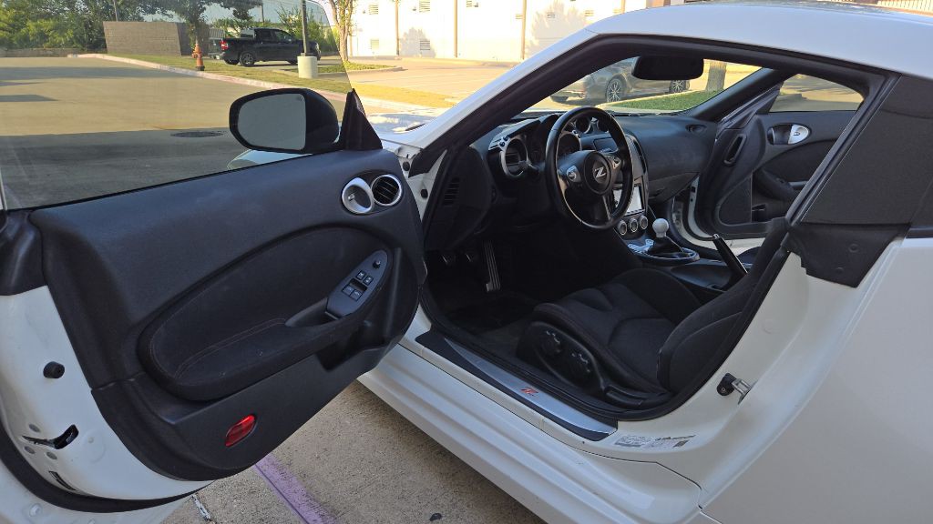 2012 Nissan 370Z Image 21