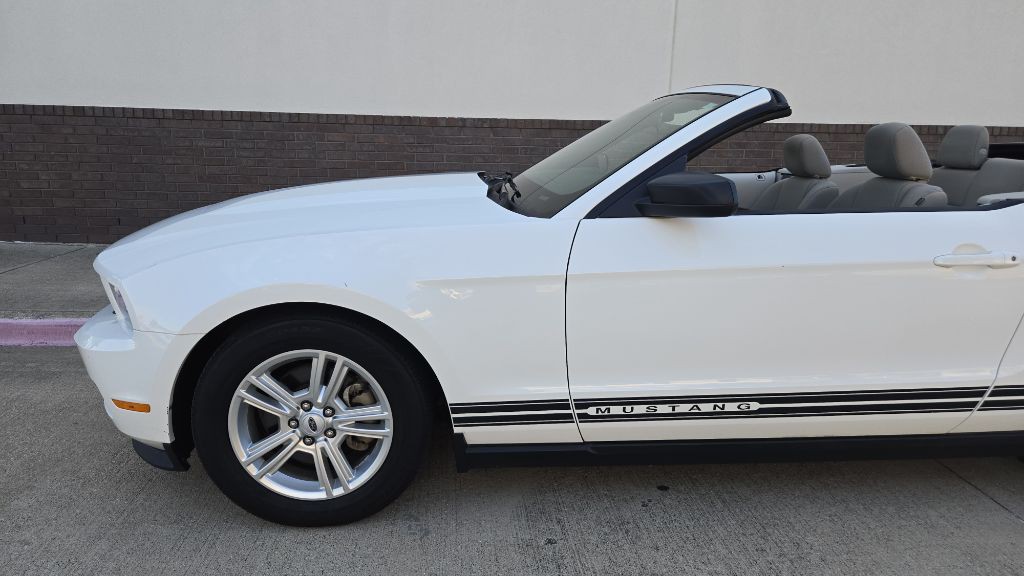 2011 Ford Mustang Image 17