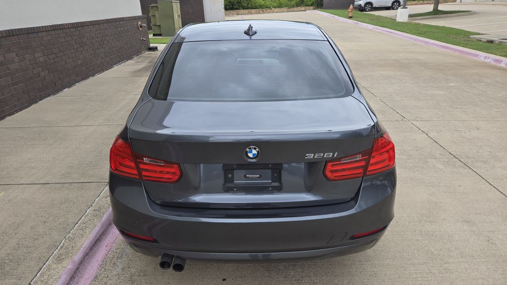 2012 BMW 3 Series Image 17