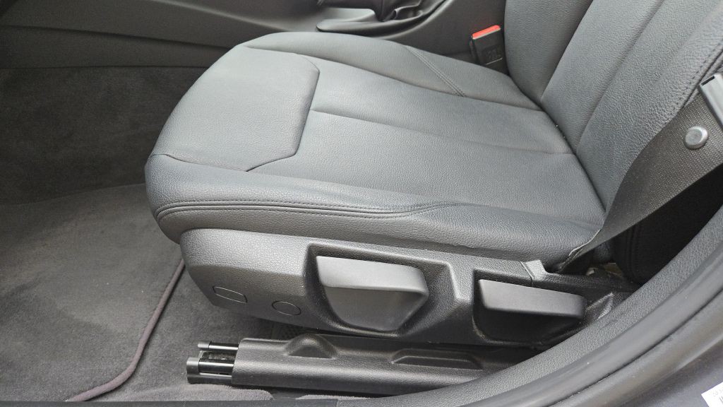 2012 BMW 3 Series Image 23