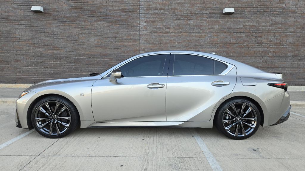2023 Lexus IS Image 3
