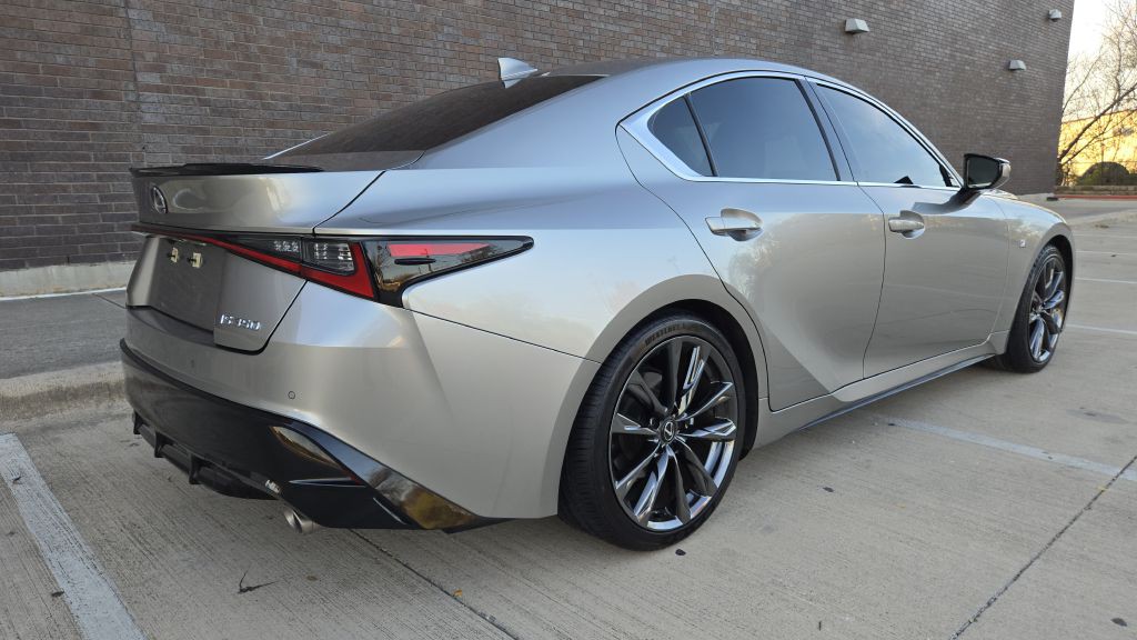 2023 Lexus IS Image 9