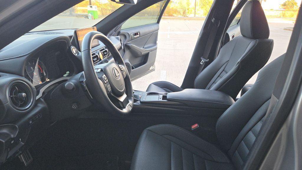 2023 Lexus IS Image 30