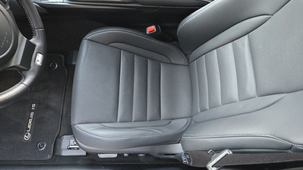 2023 Lexus IS Image 31