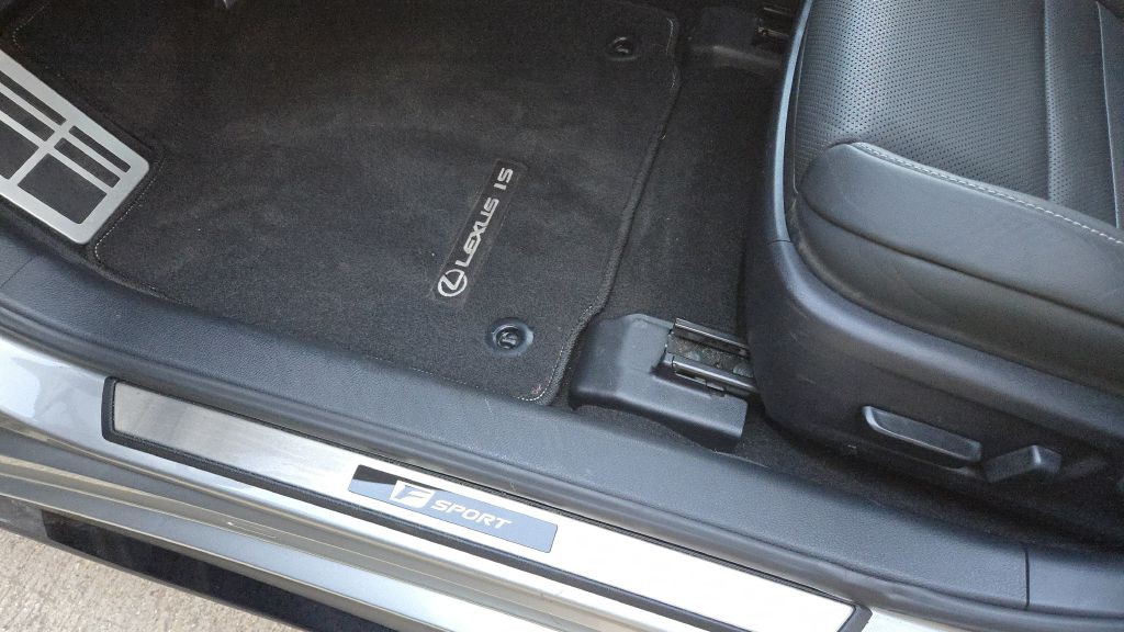 2023 Lexus IS Image 36