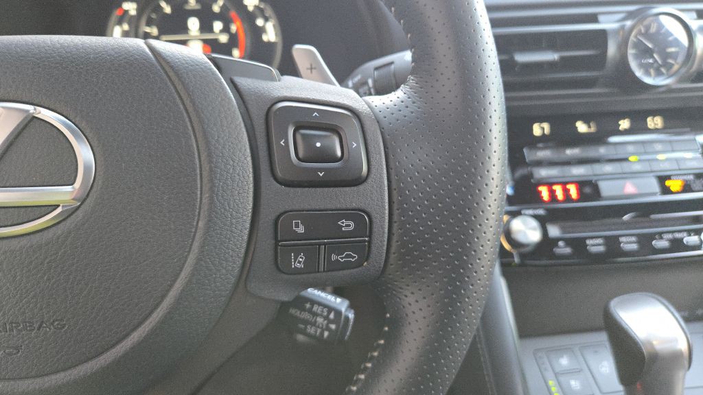 2023 Lexus IS Image 40