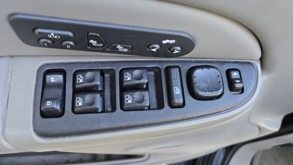 2004 GMC Yukon Image 34
