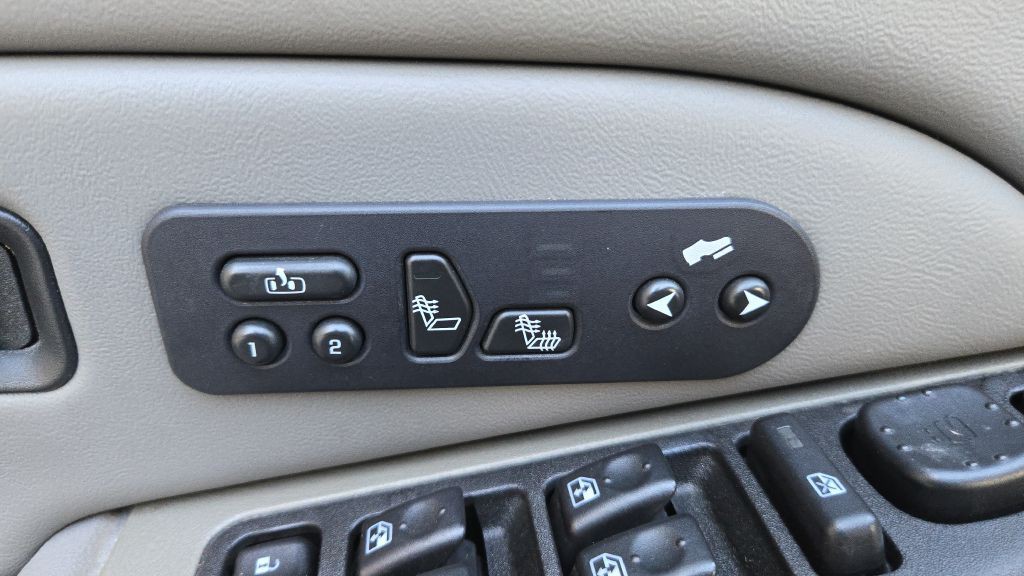 2004 GMC Yukon Image 35