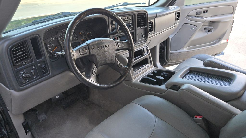 2004 GMC Yukon Image 40