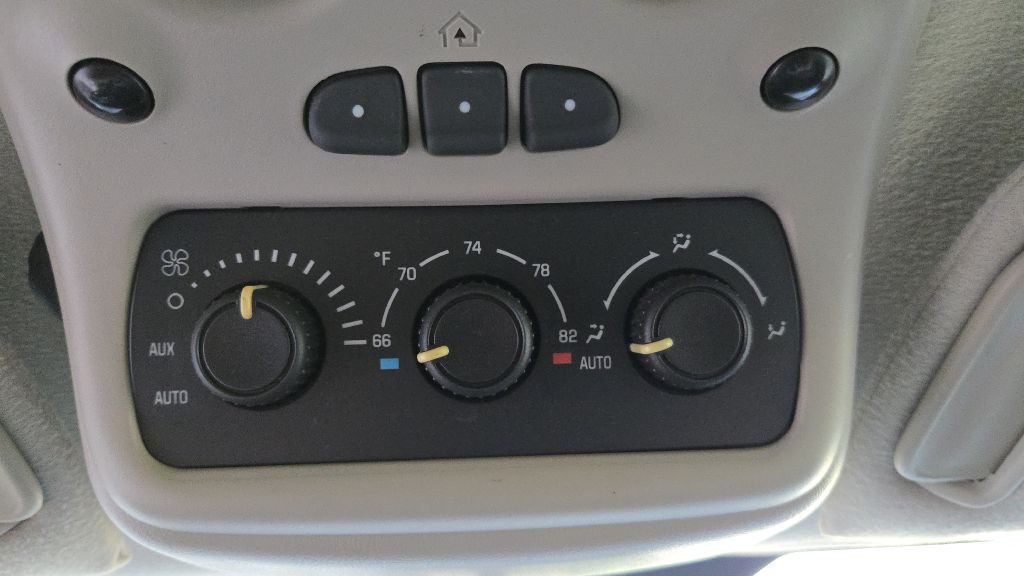 2004 GMC Yukon Image 50