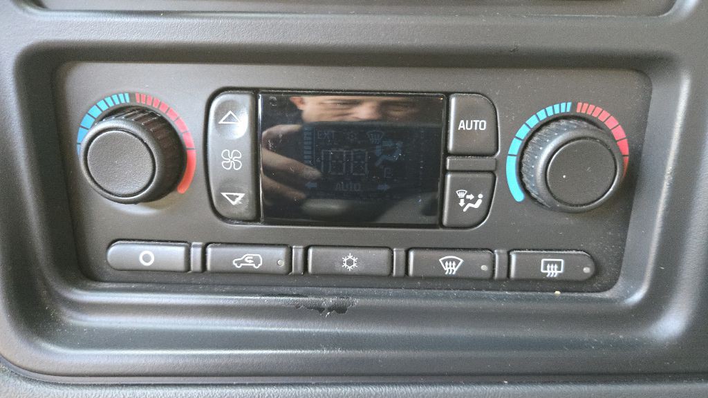 2004 GMC Yukon Image 52