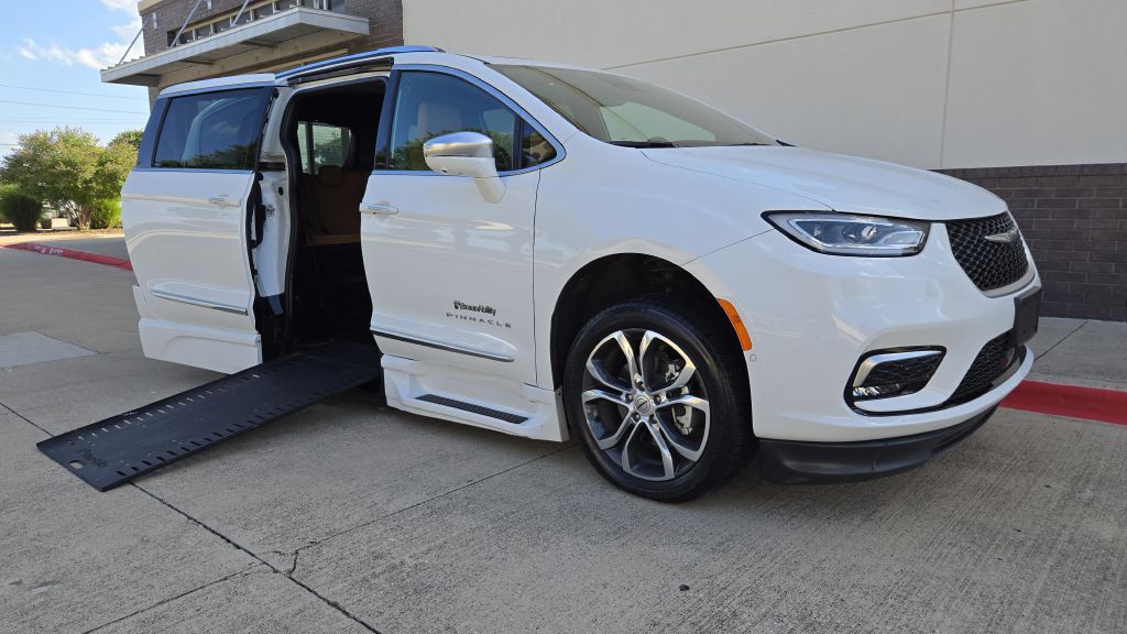 2022 Chrysler Pacifica Image 2