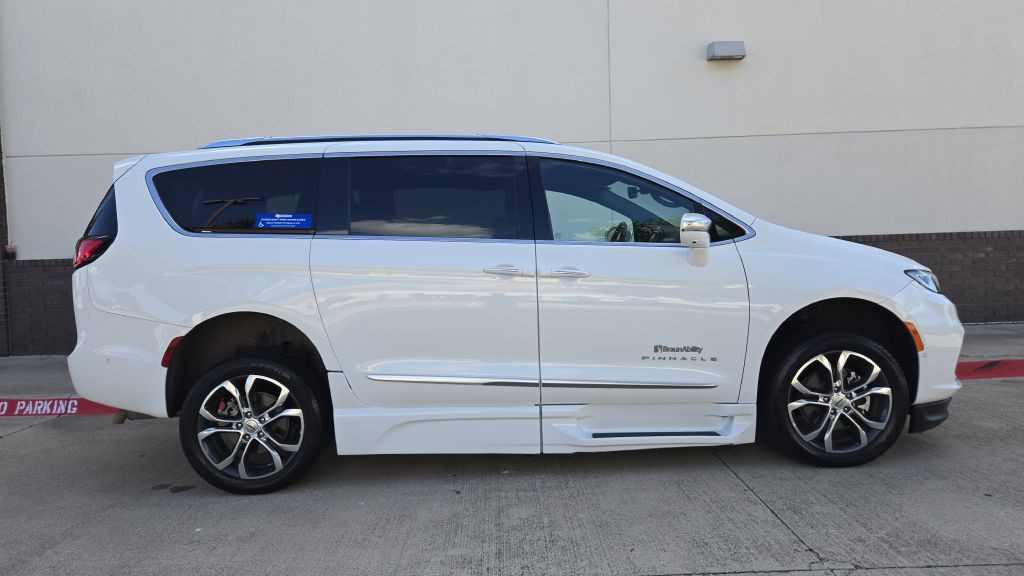 2022 Chrysler Pacifica Image 5
