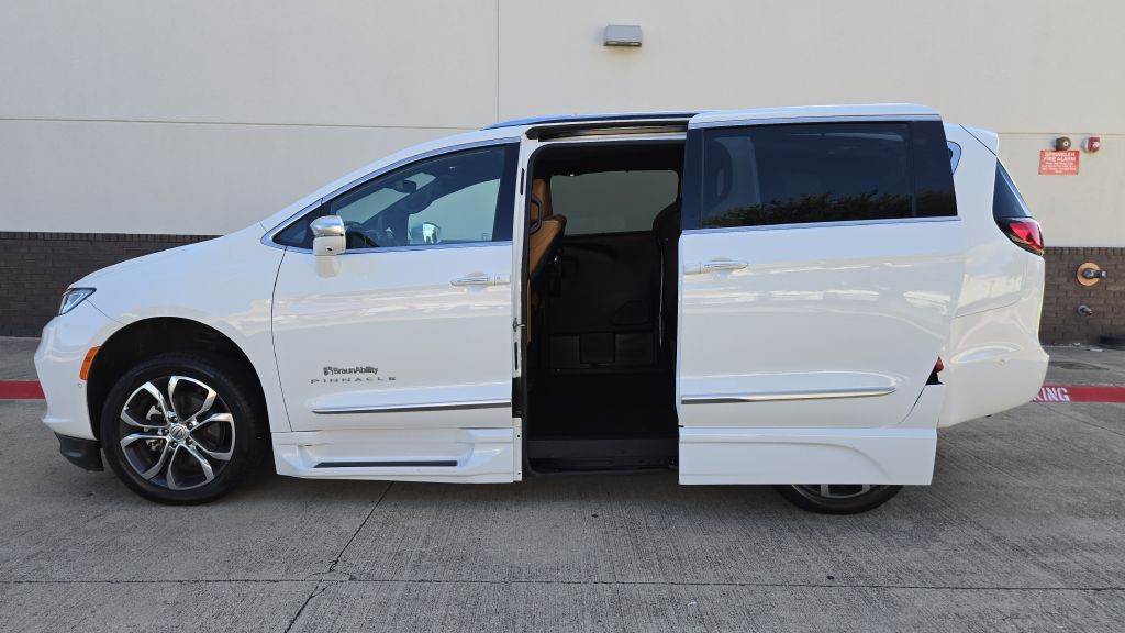 2022 Chrysler Pacifica Image 11