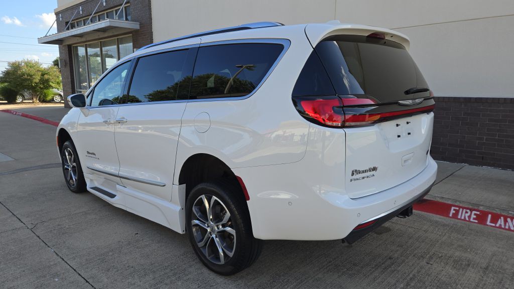 2022 Chrysler Pacifica Image 13