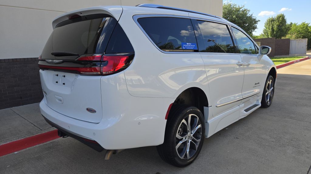 2022 Chrysler Pacifica Image 14