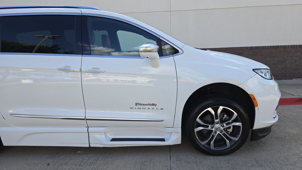 2022 Chrysler Pacifica Image 17