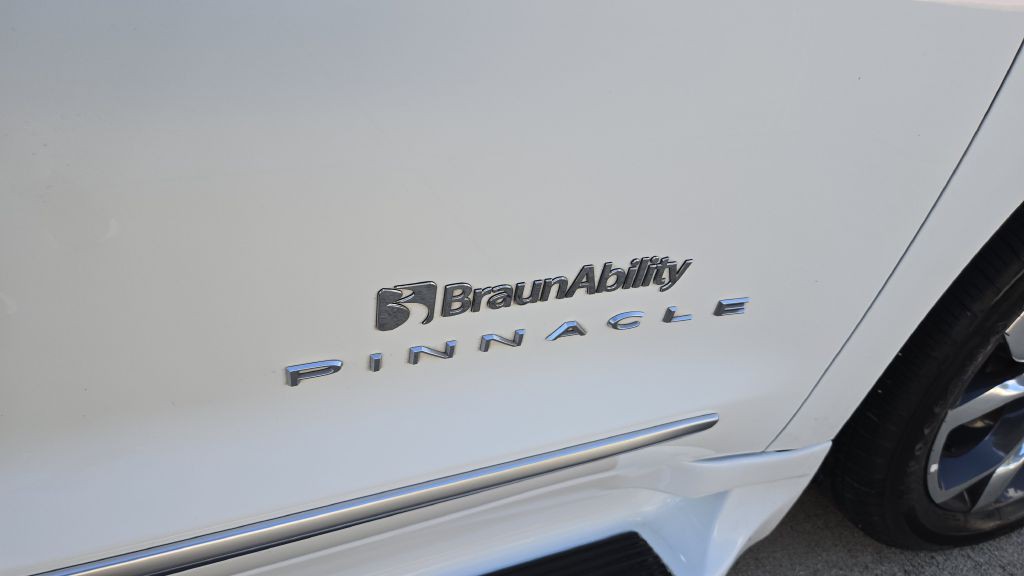 2022 Chrysler Pacifica Image 18