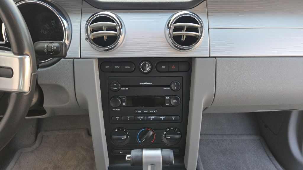 2006 Ford Mustang Image 40