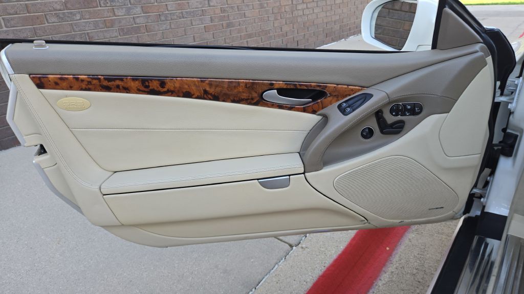 2011 Mercedes-Benz SL-Class Image 32