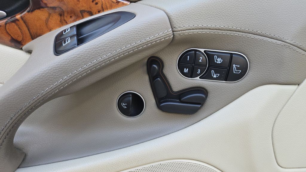 2011 Mercedes-Benz SL-Class Image 33