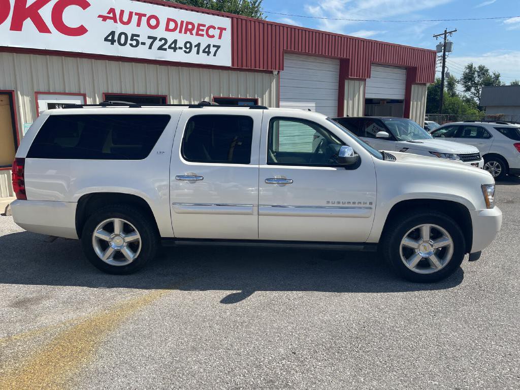 2008 Chevrolet Suburban Image 2