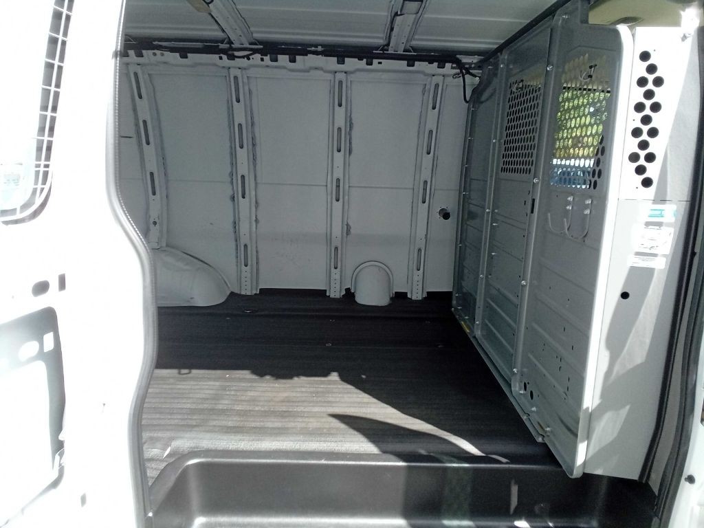 2017 Chevrolet Express Image 18