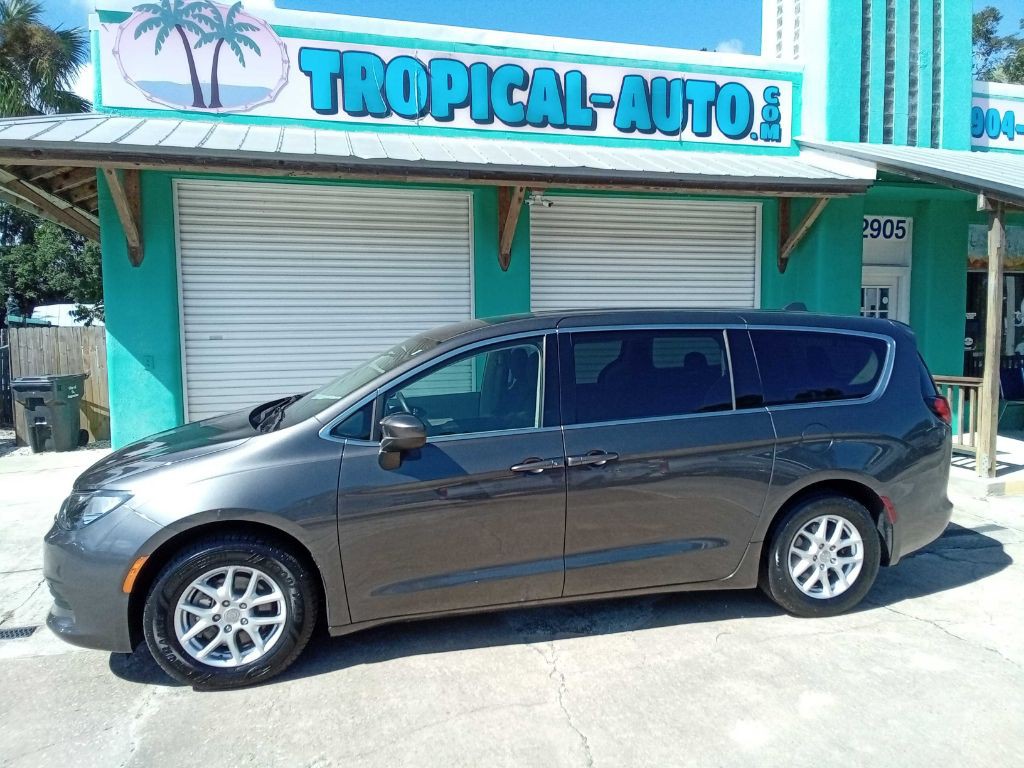 2020 Chrysler Voyager Image 3