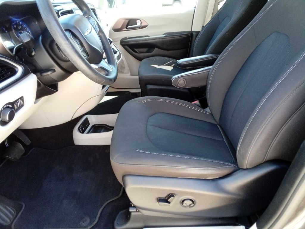 2020 Chrysler Voyager Image 14