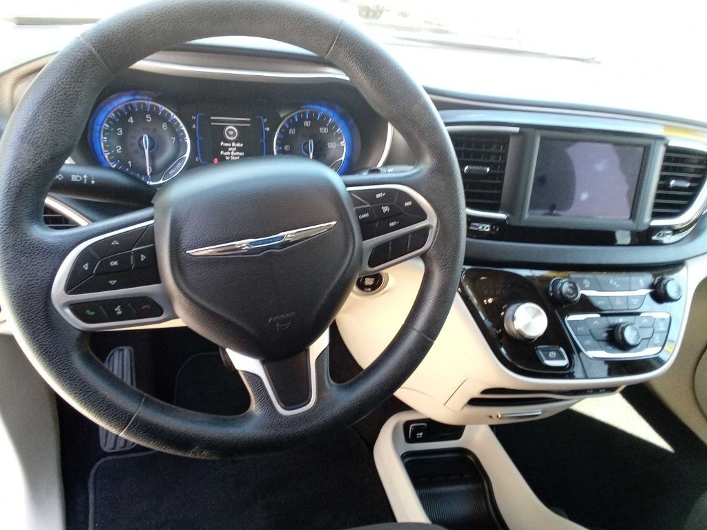 2020 Chrysler Voyager Image 15