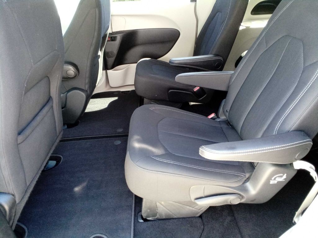 2020 Chrysler Voyager Image 16