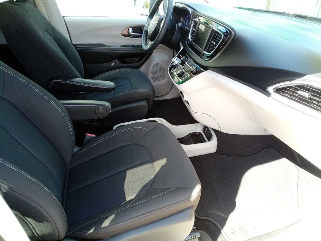 2020 Chrysler Voyager Image 18