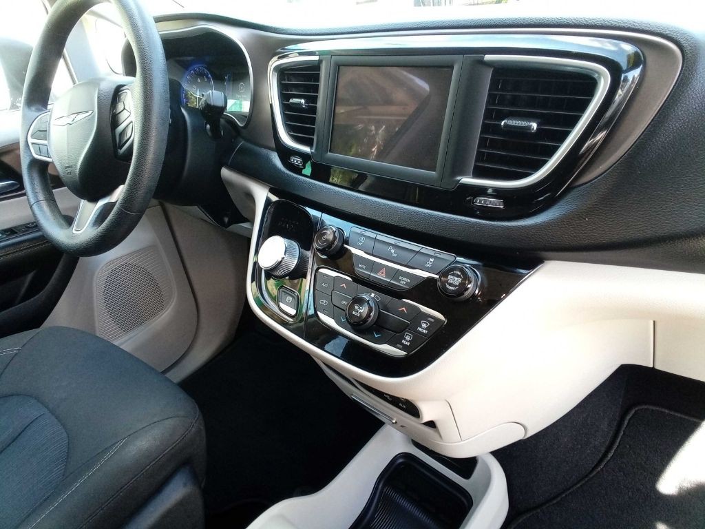 2020 Chrysler Voyager Image 19