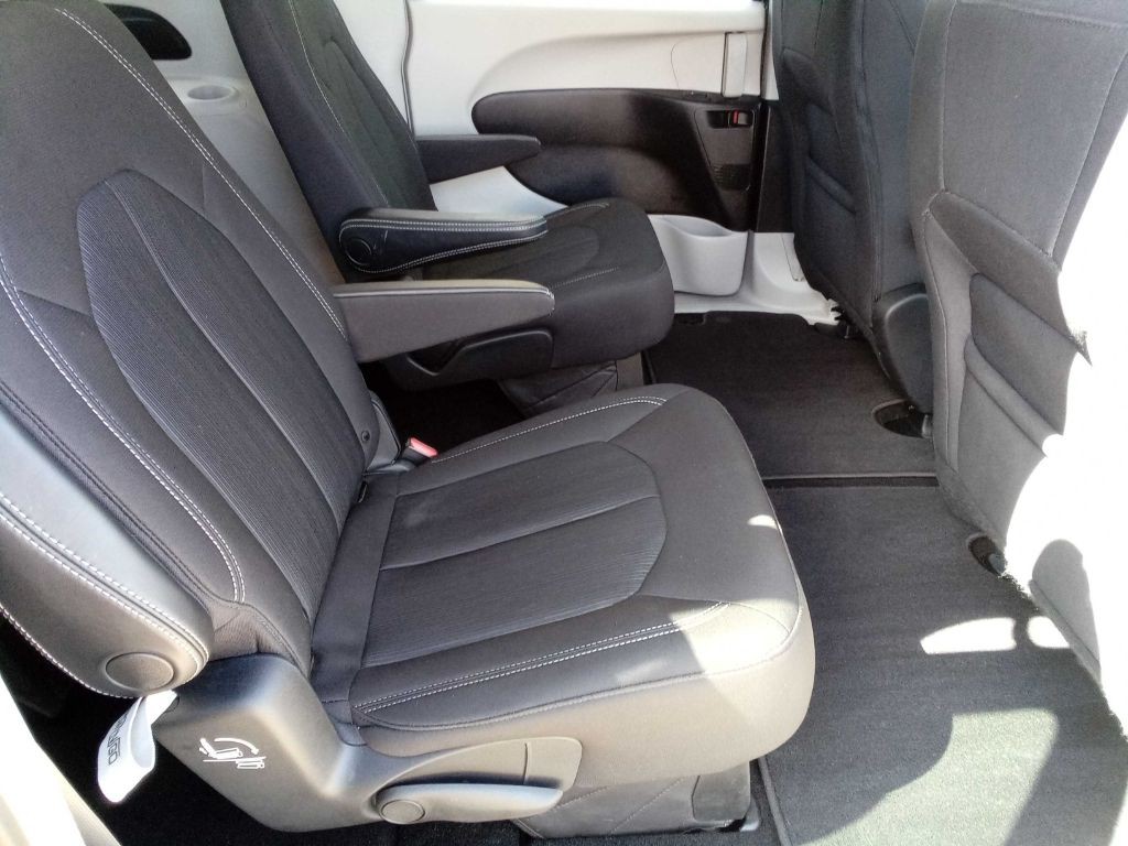 2020 Chrysler Voyager Image 20