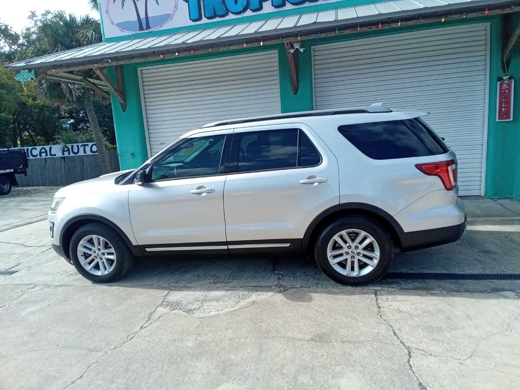 2017 Ford Explorer Image 2