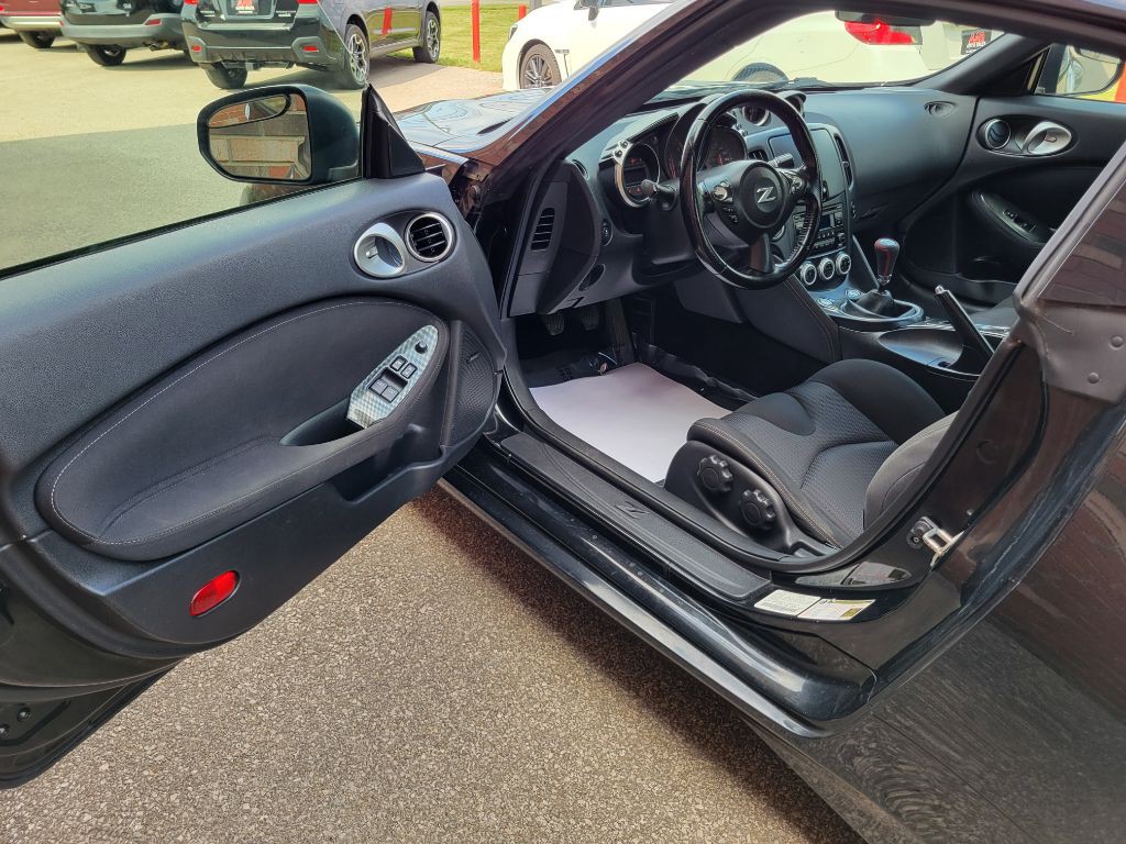 2016 Nissan 370Z Image 12