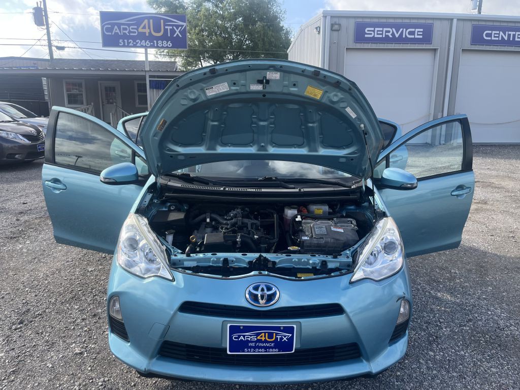 2014 Toyota Prius Image 32